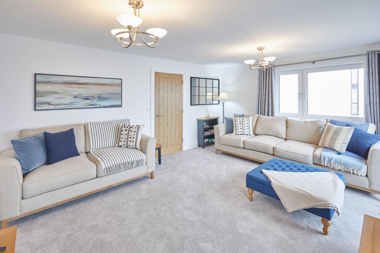 Host & - 3 Queens Court Whitley Bay